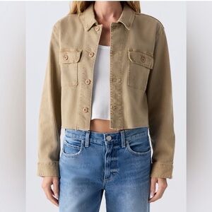 AMO CARLY CROP CLASSIC UTILITY RAW
HEM LONG SLEEVE JACKET KHAKI XS